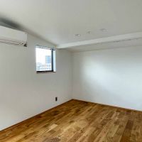 足立区東六月町の賃貸物件/寝室。クローゼットは造り付けで用意はないですが、ラックを置いてカーテンで仕切れるようになっている