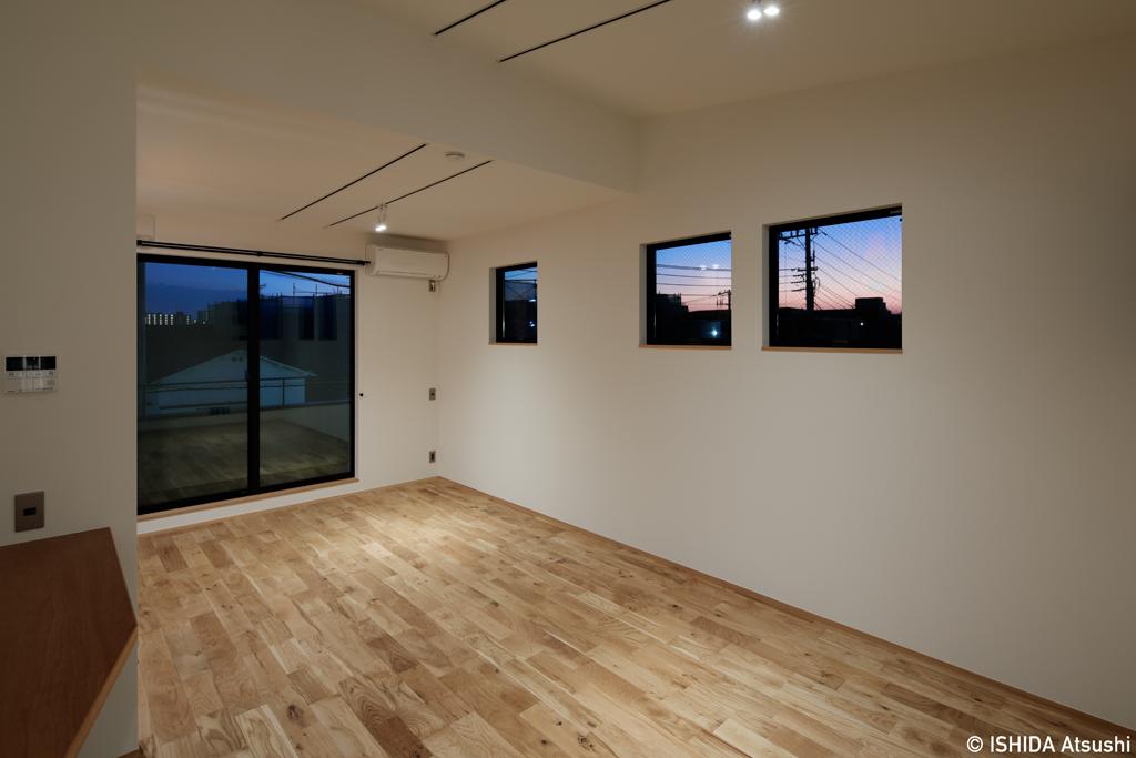 足立区東六月町の賃貸物件/小窓は西側で、夕暮れがきれいに見える