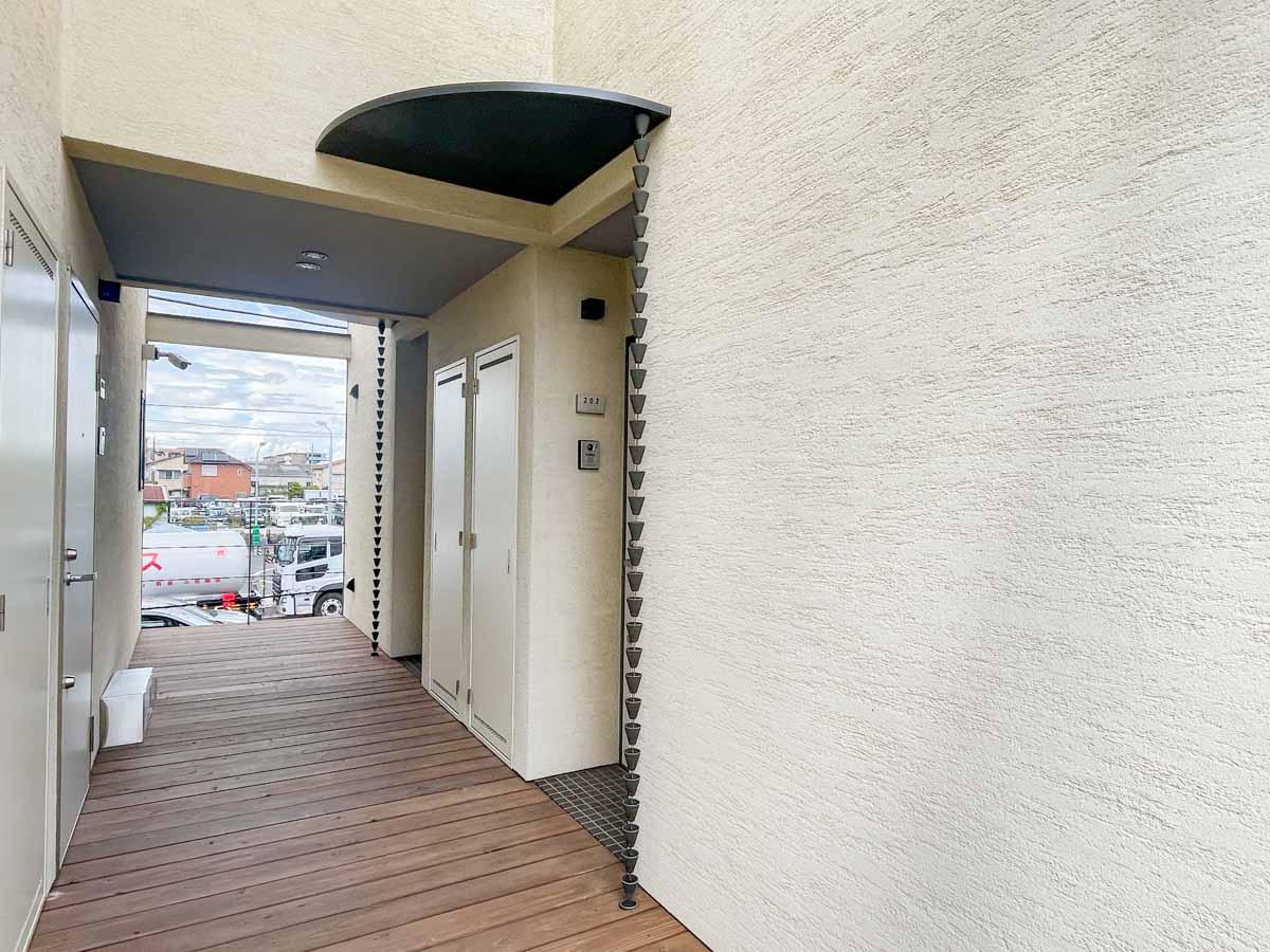 足立区東六月町の賃貸物件/玄関脇に半間ほどの物置スペースがついてます。雨具やアウトドア用品をいれたり