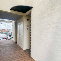 足立区東六月町の賃貸物件/玄関脇に半間ほどの物置スペースがついてます。雨具やアウトドア用品をいれたり