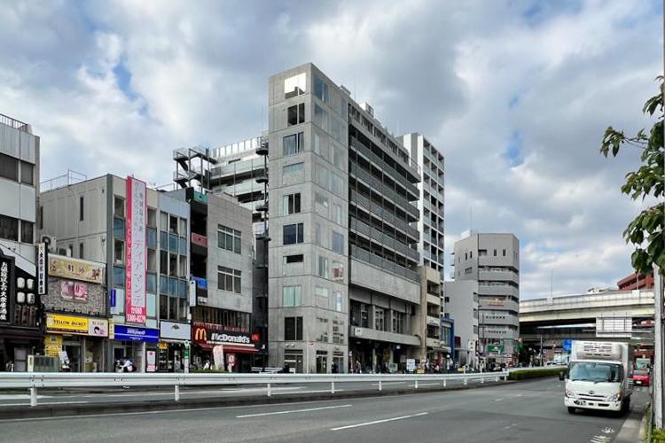 江東区門前仲町の賃貸物件/中央にある細長いコンクリート打ちっぱなしの建物