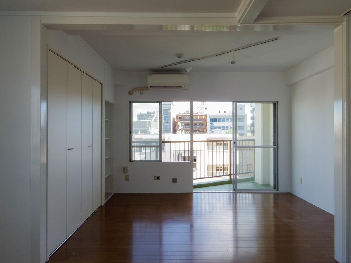 渋谷区代々木の賃貸物件/バルコニー側から。斜めに設置されたライティングレールにはスポットライト付き