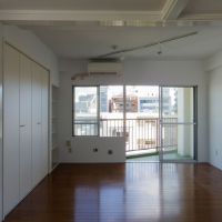 渋谷区代々木の賃貸物件/バルコニー側から。斜めに設置されたライティングレールにはスポットライト付き