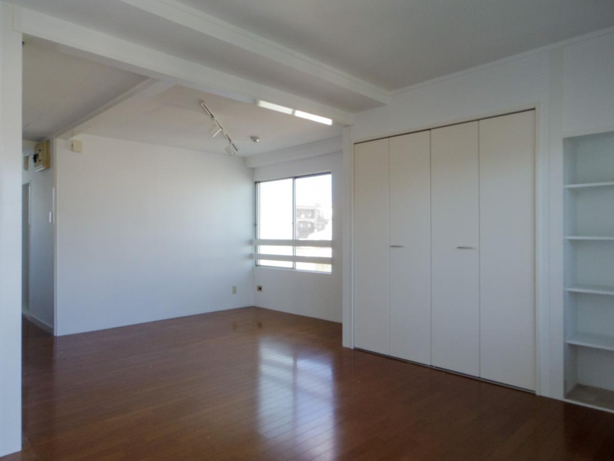 渋谷区代々木の賃貸物件/前入居者が白に塗装した壁天井。シンプルでいい感じ