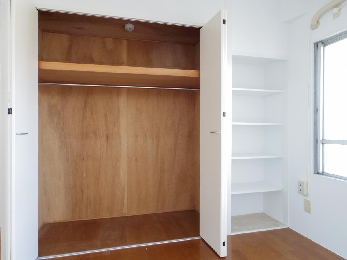 渋谷区代々木の賃貸物件/クローゼットの横は棚が造作されている