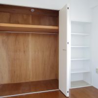 渋谷区代々木の賃貸物件/クローゼットの横は棚が造作されている