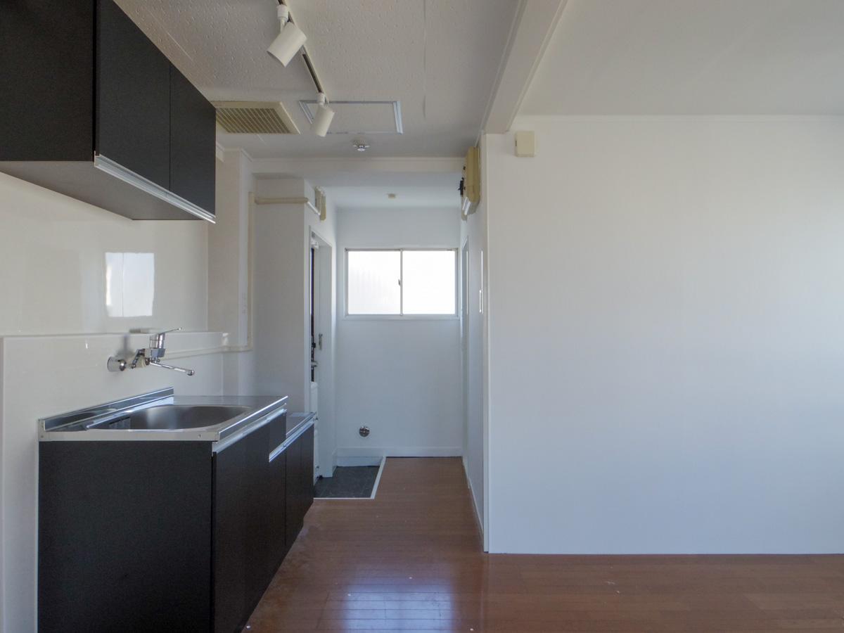 渋谷区代々木の賃貸物件/キッチン、玄関スペース。コンロが必要な場合はご用意ください