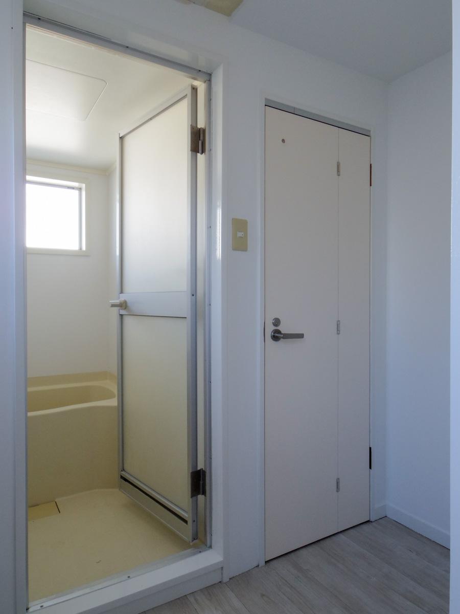 渋谷区代々木の賃貸物件/トイレの扉は洗濯機が置けるようジャバラ仕様