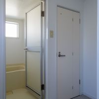 渋谷区代々木の賃貸物件/トイレの扉は洗濯機が置けるようジャバラ仕様