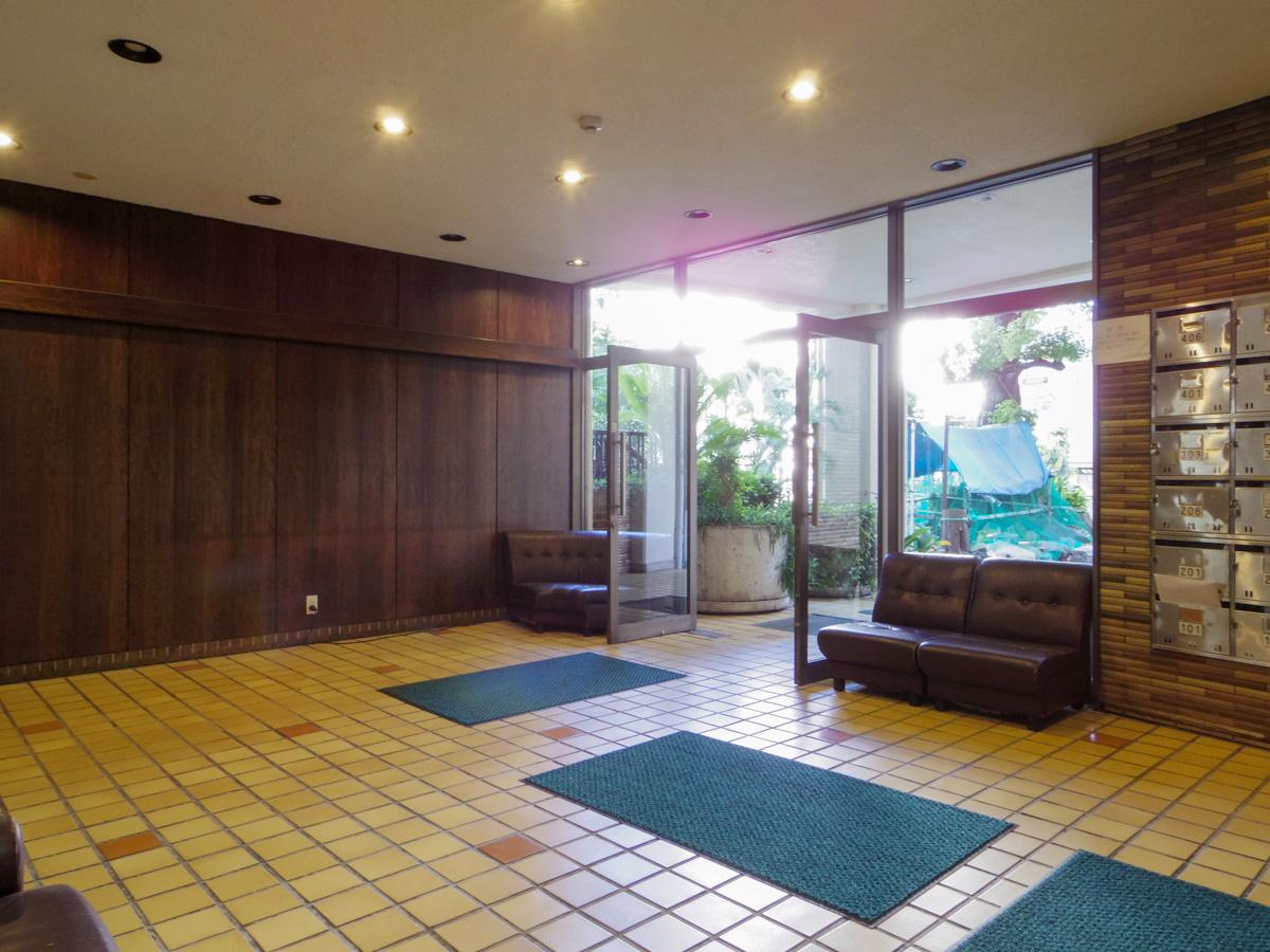 渋谷区代々木の賃貸物件/エントランスが昭和な感じ