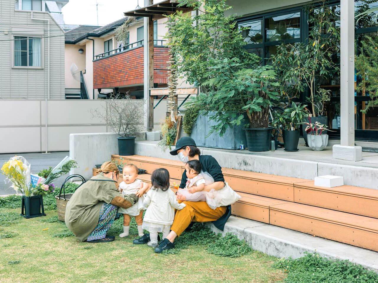 杉並区高円寺北の賃貸物件/腰かけて日光浴したり、子どもと遊ぶのにぴったりな庭
