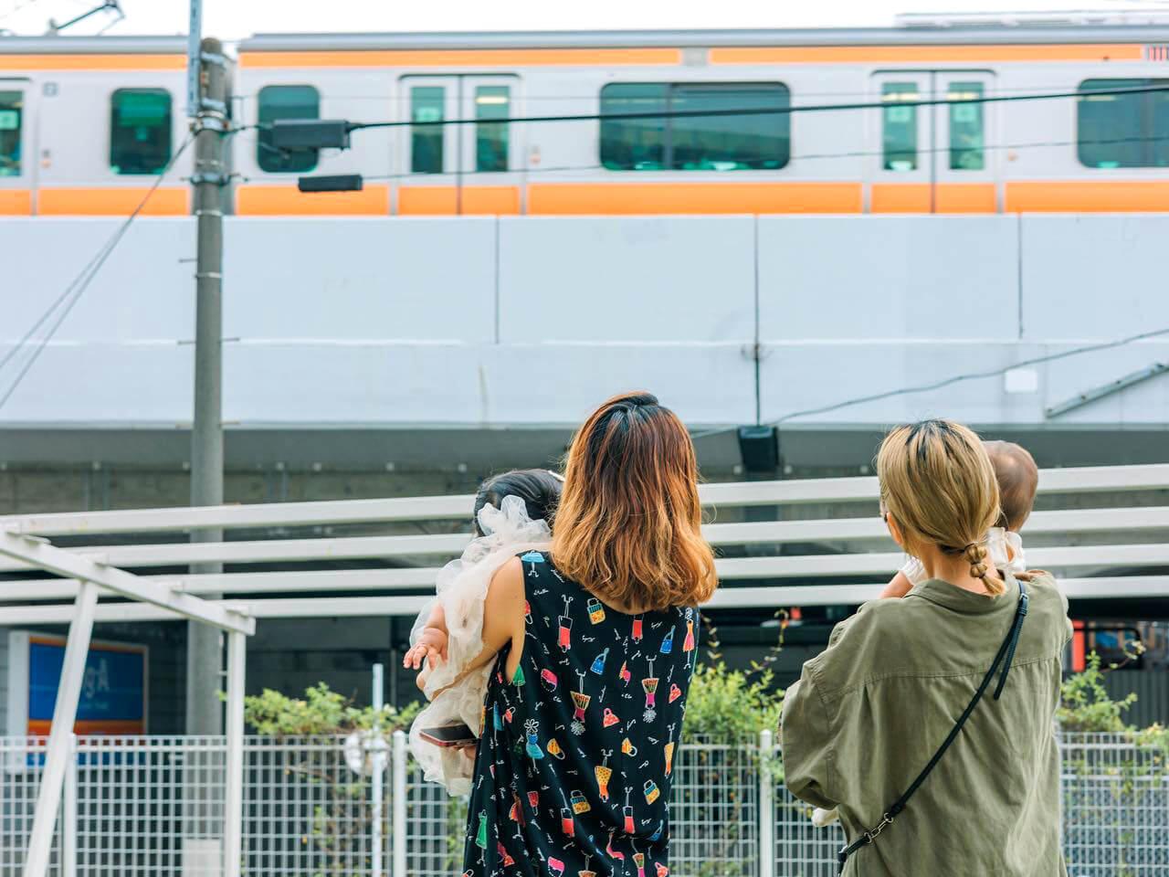杉並区高円寺北の賃貸物件/庭から至近距離で見上げる中央線