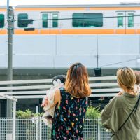 杉並区高円寺北の賃貸物件/庭から至近距離で見上げる中央線