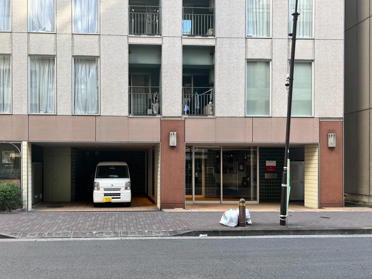 中央区日本橋横山町の賃貸物件/エントランスは大通りとは反対、問屋通り沿いにあります