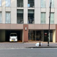 中央区日本橋横山町の賃貸物件/エントランスは大通りとは反対、問屋通り沿いにあります