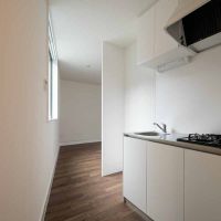 大田区山王の賃貸物件/キッチンが玄関脇に。部屋から見えない場所にあるのでメリハリのある使い方ができる