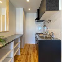 北区田端の賃貸物件/キッチン。背面にしっかりと収納が設けられているのは高ポイント！