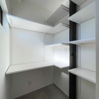 北区田端の賃貸物件/玄関横には大容量のシューズインクローゼット