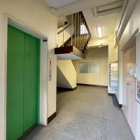 北区田端の賃貸物件/エントランス。古さは否めませんが、清掃は行き届いている印象