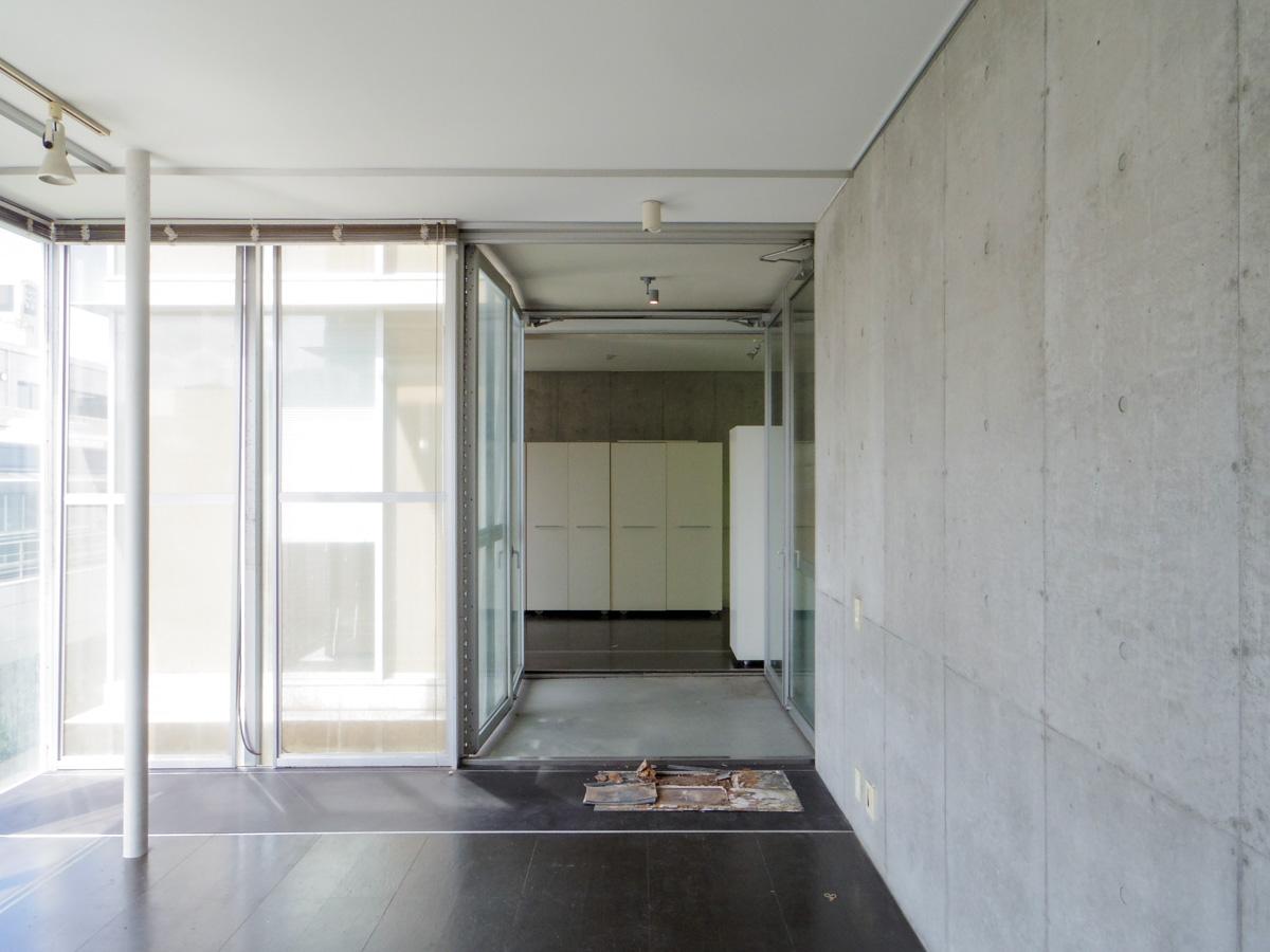 大田区北千束の賃貸物件/隣の部屋への導線は正方形のバルコニー。ドアを開けると互いがぴったりはまり廊下が出現する