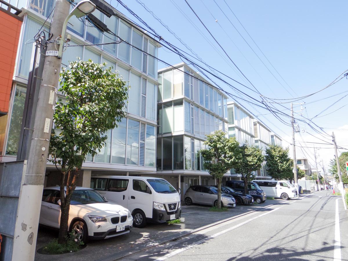 大田区北千束の賃貸物件/ガラス×コンクリート打ち放し×メッシュのシャープな外観