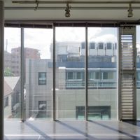 大田区北千束の賃貸物件/開口部にはブラインドが設置されている