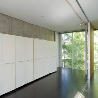 大田区北千束の賃貸物件/中庭のミニ竹林を望む。図面太枠部分がコンクリート打ち放しの壁