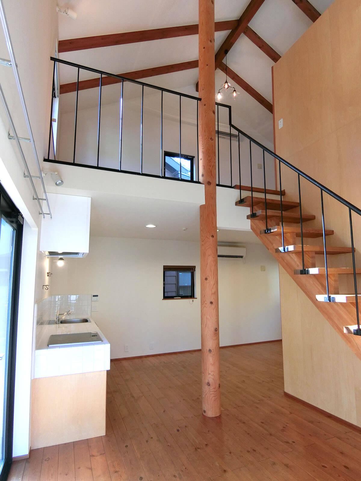 大田区大森中の賃貸物件/玄関から見上げる吹抜、仕切りのない開放的な家