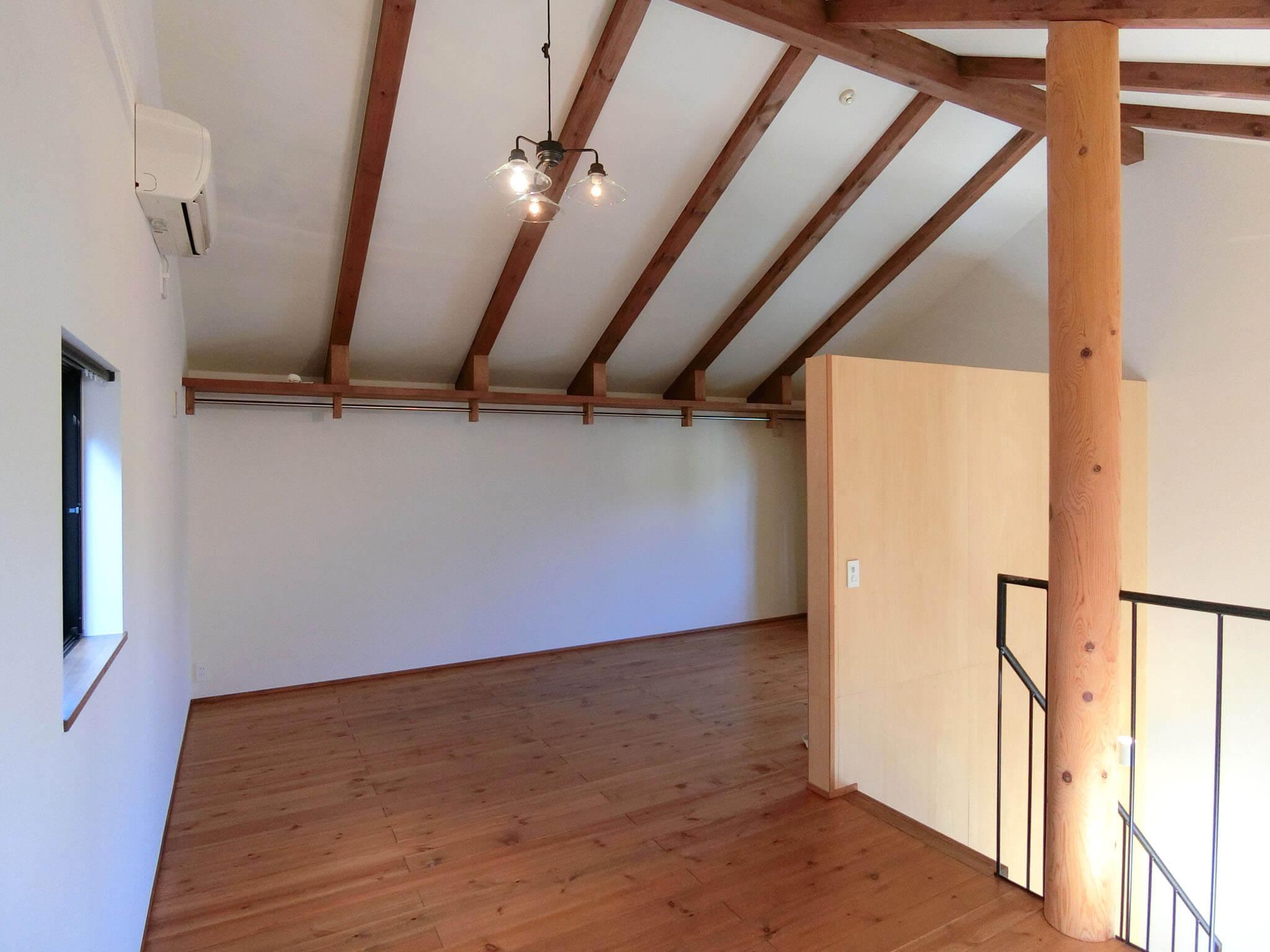 大田区大森中の賃貸物件/2階  突き当たりの壁は端から端までクローゼットに