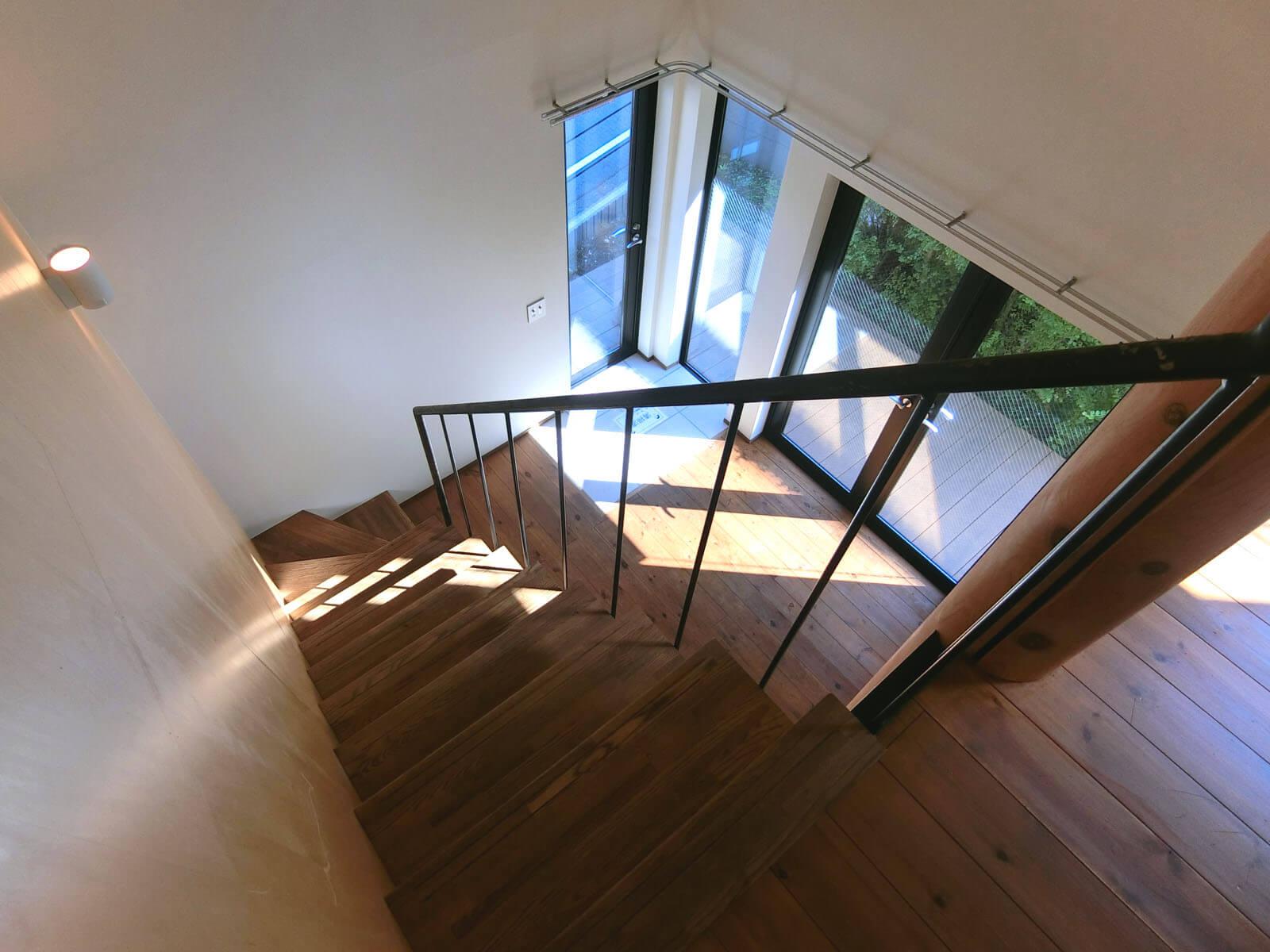 大田区大森中の賃貸物件/階段を下りたところにガラス扉の玄関