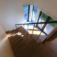 大田区大森中の賃貸物件/階段を下りたところにガラス扉の玄関