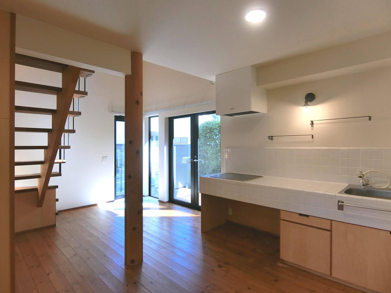 大田区大森中の賃貸物件/木とタイルの手づくりキッチン、愛らしい空間です