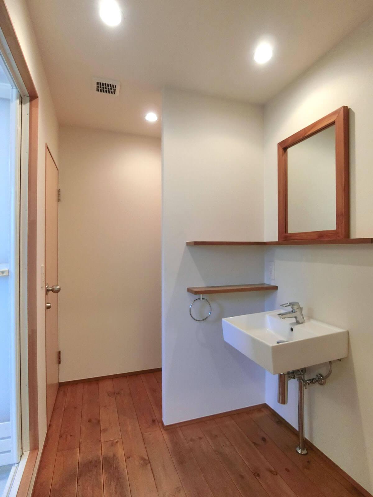 大田区大森中の賃貸物件/左側にバストイレが並び、右奥の隠れた場所に洗濯機置場