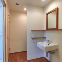 大田区大森中の賃貸物件/左側にバストイレが並び、右奥の隠れた場所に洗濯機置場