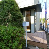 大田区大森中の賃貸物件/ウッドデッキの玄関前、地面から立ち上がる郵便受けがかわいい