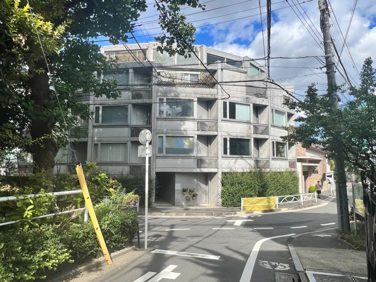 目黒区大橋の賃貸物件/閑静な住宅街で一際目立つコンクリート打ちっぱなしの建物