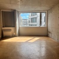 目黒区大橋の賃貸物件/コンクリートも床のコルクタイルも年季が入って味があります