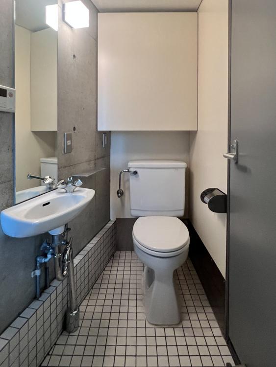 目黒区大橋の賃貸物件/3点ユニット。トイレ上部の棚にペーパーや詰め替えシャンプーなど色々しまえそうです