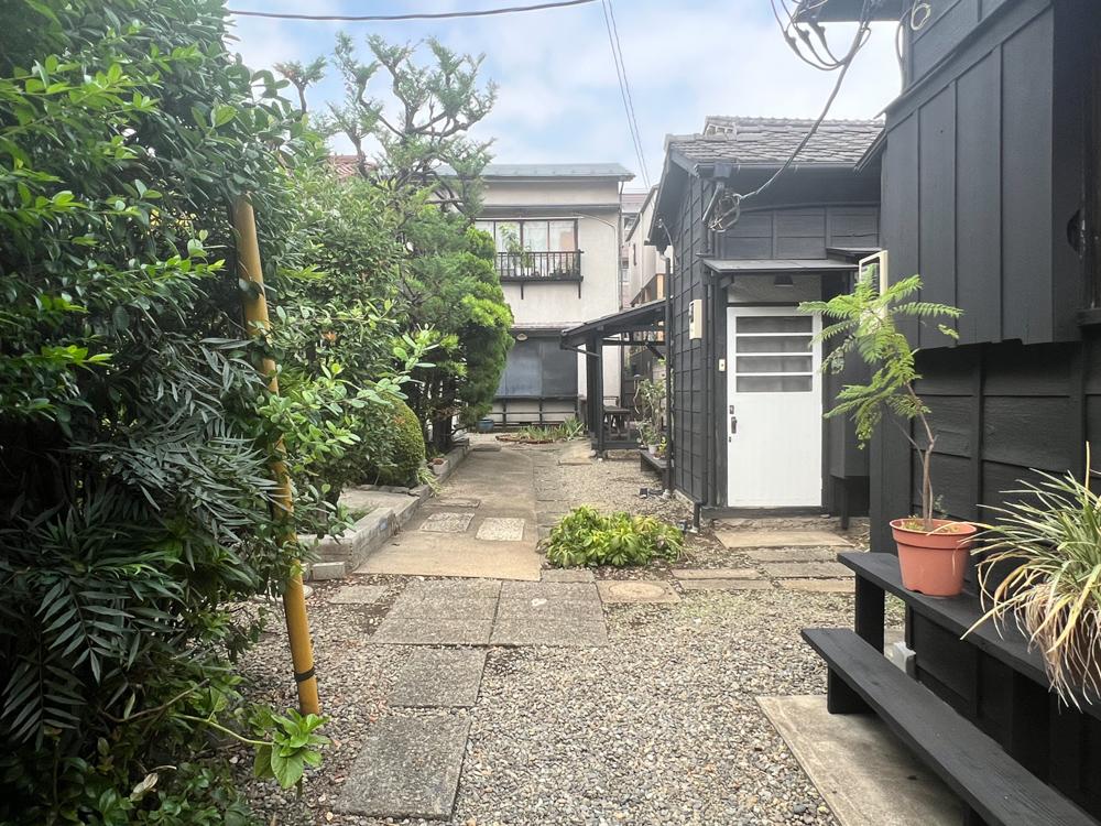 大田区大森西の賃貸物件/「あいさつの小路」。敷地内には緑が多く植えられています