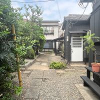 大田区大森西の賃貸物件/「あいさつの小路」。敷地内には緑が多く植えられています