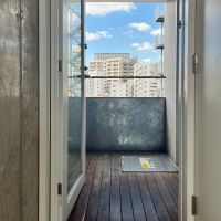 江東区門前仲町の賃貸物件/エレベーターから玄関までの屋外廊下はウッドデッキ。ベランダはありませんが、ワンフロア1住戸なので他の入居者さんはここに自転車など置いているようでした