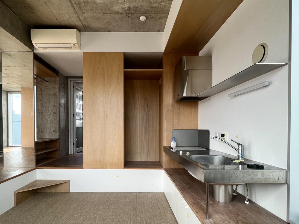 江東区門前仲町の賃貸物件/ステンレスでミニマルなデザインのキッチンはIHコンロ1口