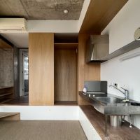 江東区門前仲町の賃貸物件/ステンレスでミニマルなデザインのキッチンはIHコンロ1口