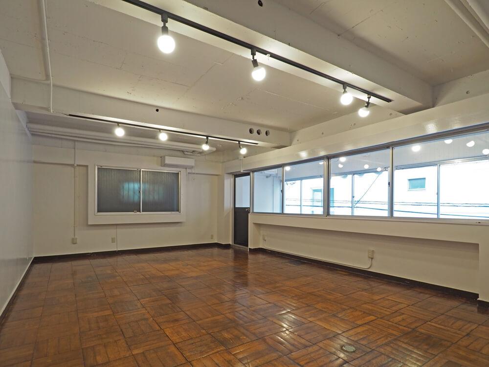 文京区白山の賃貸物件/メインの部屋は味わいあるパーケットの床