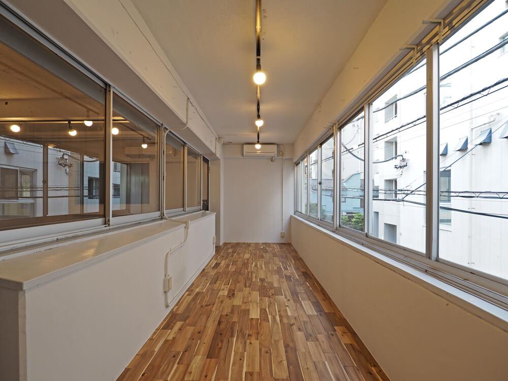 文京区白山の賃貸物件/サンルームのような窓に面した細長い部屋