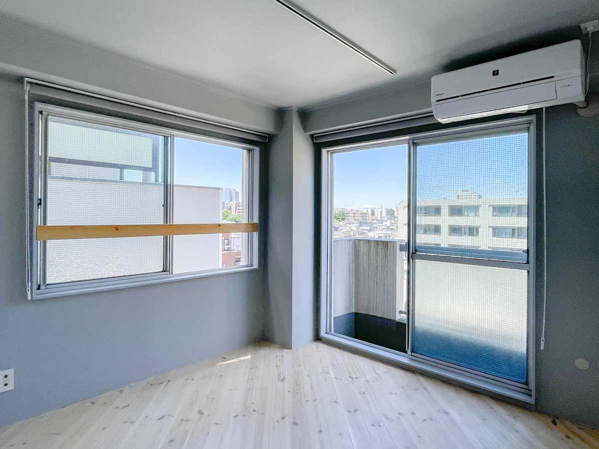 文京区千駄木の賃貸物件/6帖洋室。こちら側にもちいさなバルコニーがつき、南北に風が抜ける