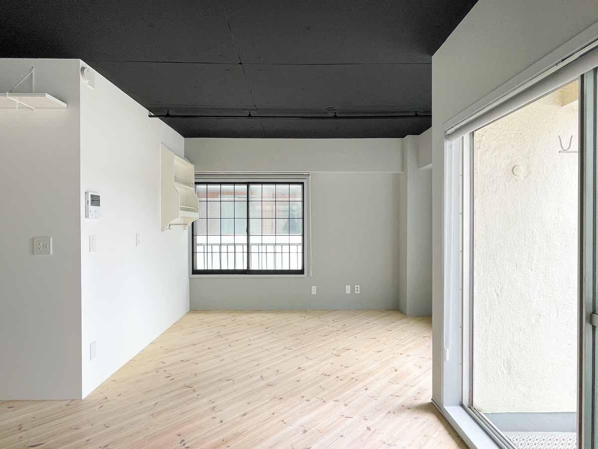 文京区千駄木の賃貸物件/フローリングは無垢のパイン材。爽やかな雰囲気がかわいい