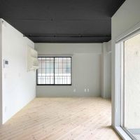 文京区千駄木の賃貸物件/フローリングは無垢のパイン材。爽やかな雰囲気がかわいい