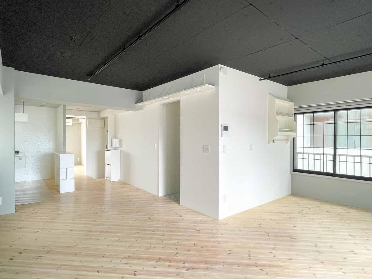 文京区千駄木の賃貸物件/L字に広いリビングが広がる。白い壁の中に水回りがまとまっている