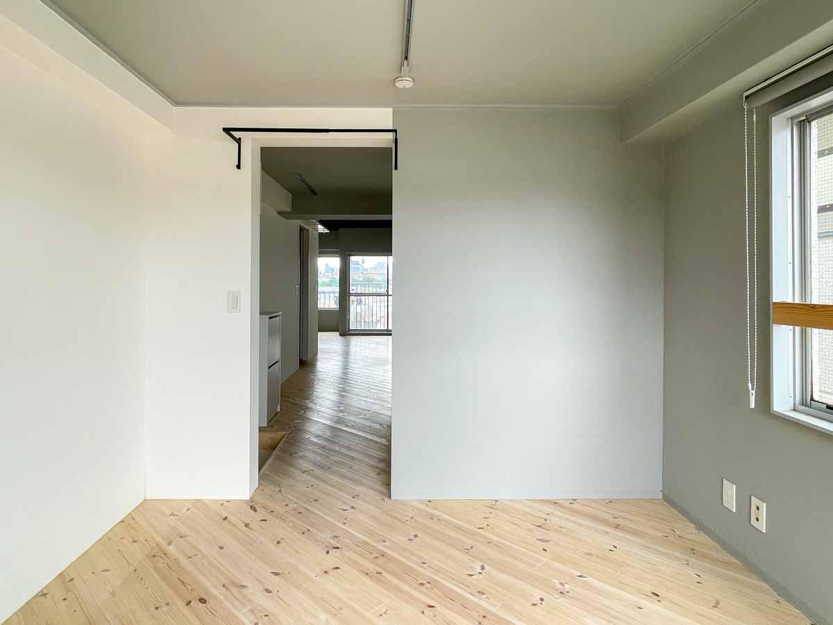 文京区千駄木の賃貸物件/扉はなくカーテンで区切るつくり